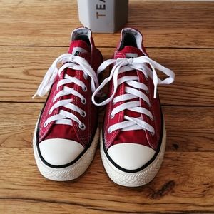 Red converse low tops size 8